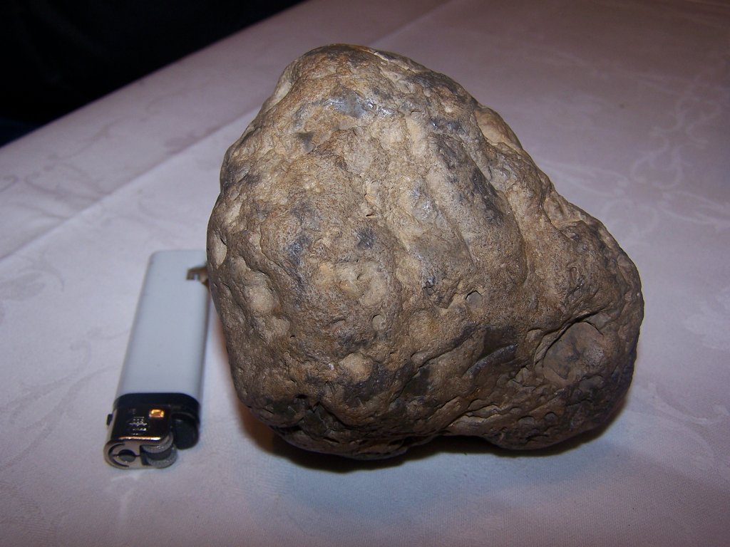 Ursprüngliche Unterseite des Meteoriten zeigt hauptsächlich Opalkruste, die nicht flüssig geschmolzen wurde, aber genug Hitze aufnahm, um eine grosse Härte entstehen zu lassen. Dadurch konnte sich keine Verwitterung an der Kruste bilden, wie an irdischen Opalkrusten üblich